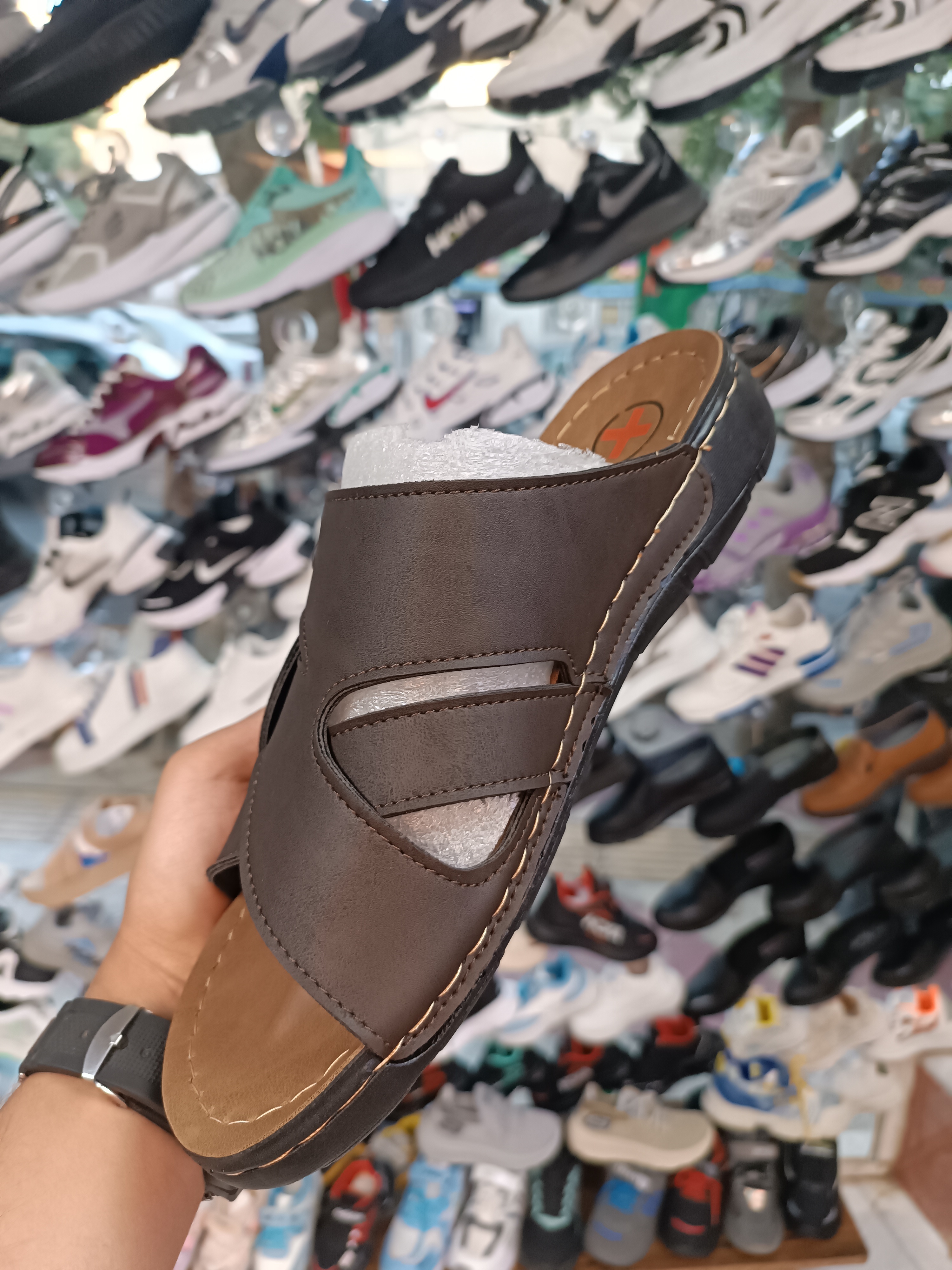  عکس از زیره و رویه صندل مردانه مدل تا به تا رنگ قهوه‌ای 
