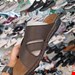  عکس از زیره و رویه صندل مردانه مدل تا به تا رنگ قهوه‌ای 